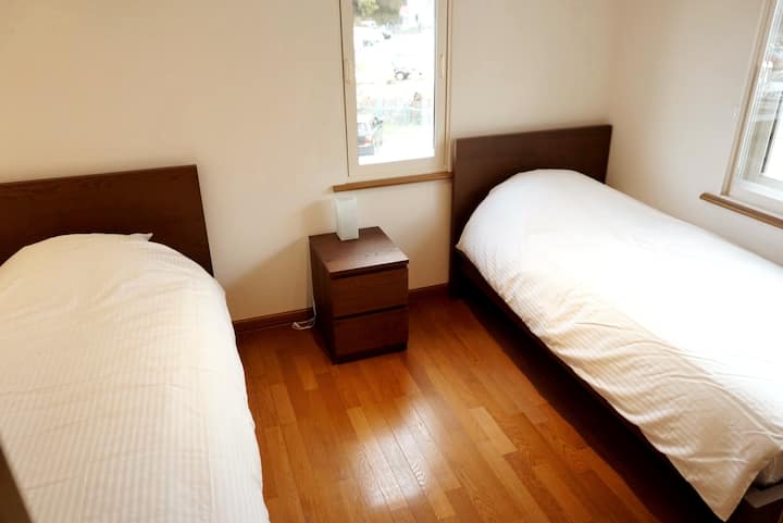 Dhoma e gjumit e dytë me krevate dyshe