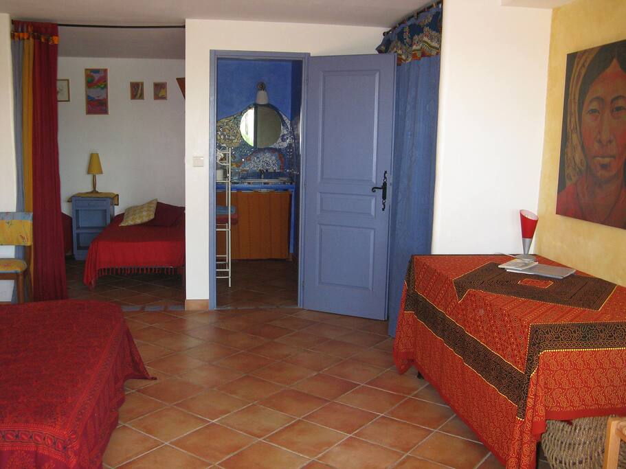 Chambre avec une alcove avec 2 lits