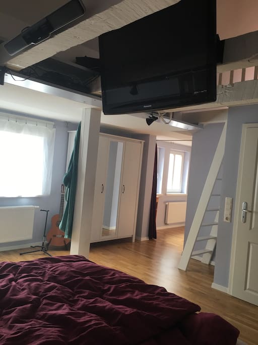 Blick vom Bett links eine kleine Küche. Die Leiter geht zu zum Hochbett.