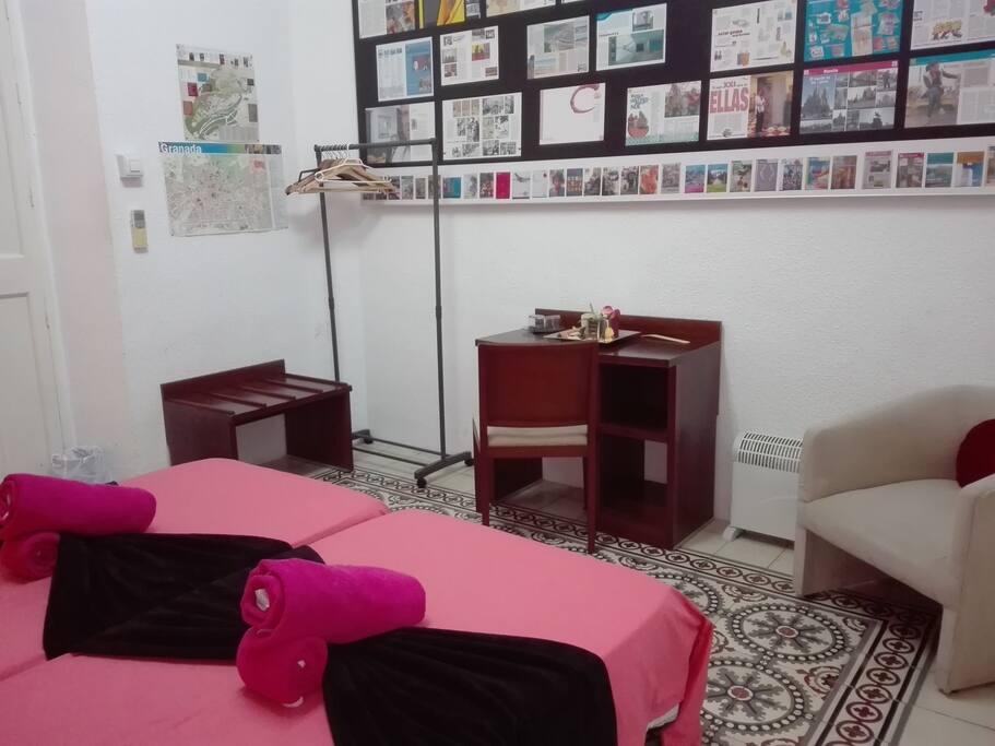 Habitación con dos camas, toallas, sabanas, A/C, calefacción, wifi.