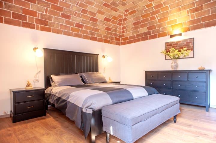 חדר השינה שופץ לחלוטין כדי לשפר את התקרה ואת הצבעים החמים של הלבנים של העבר