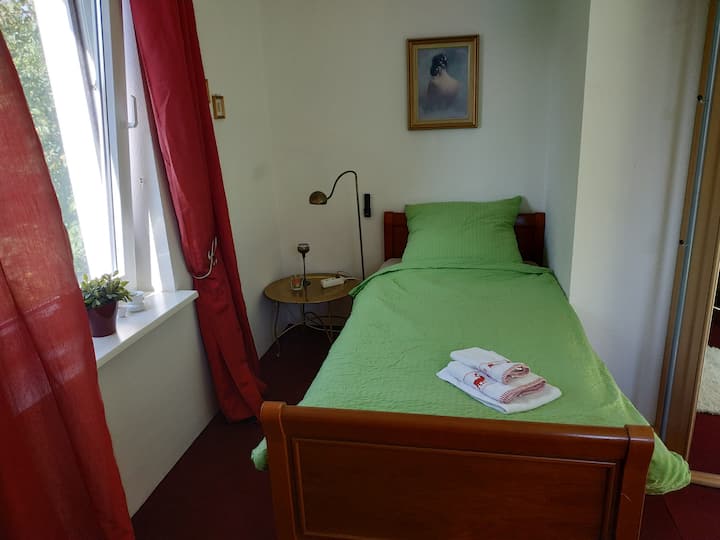 Izba 1 na 2. poschodí, posteľ elektricky nastaviteľná