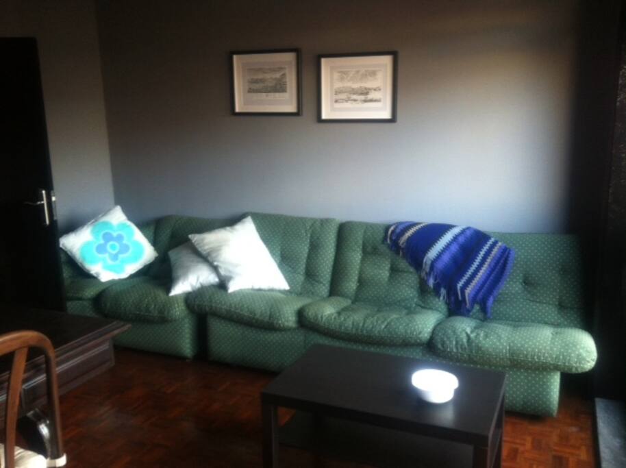 Detalhe da sala, com o sofá cama incluido