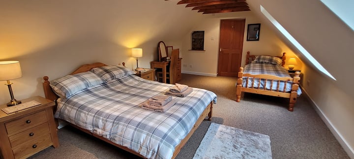 Спална соба 1 - брачен и единечен кревет (најмногу 2 лица, вториот кревет е само опција за двокреветна соба).  Голема пространа соба, со доволно простор за складирање. 2 велукс прозорци.