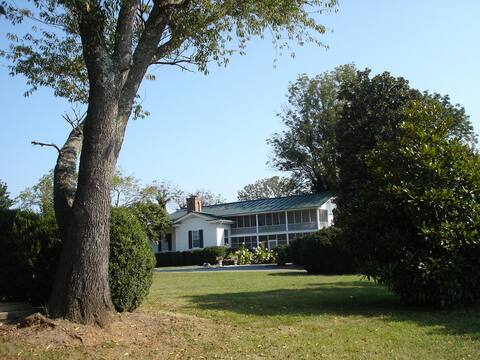 Manor House at Wolftrap Farm: Escape the City