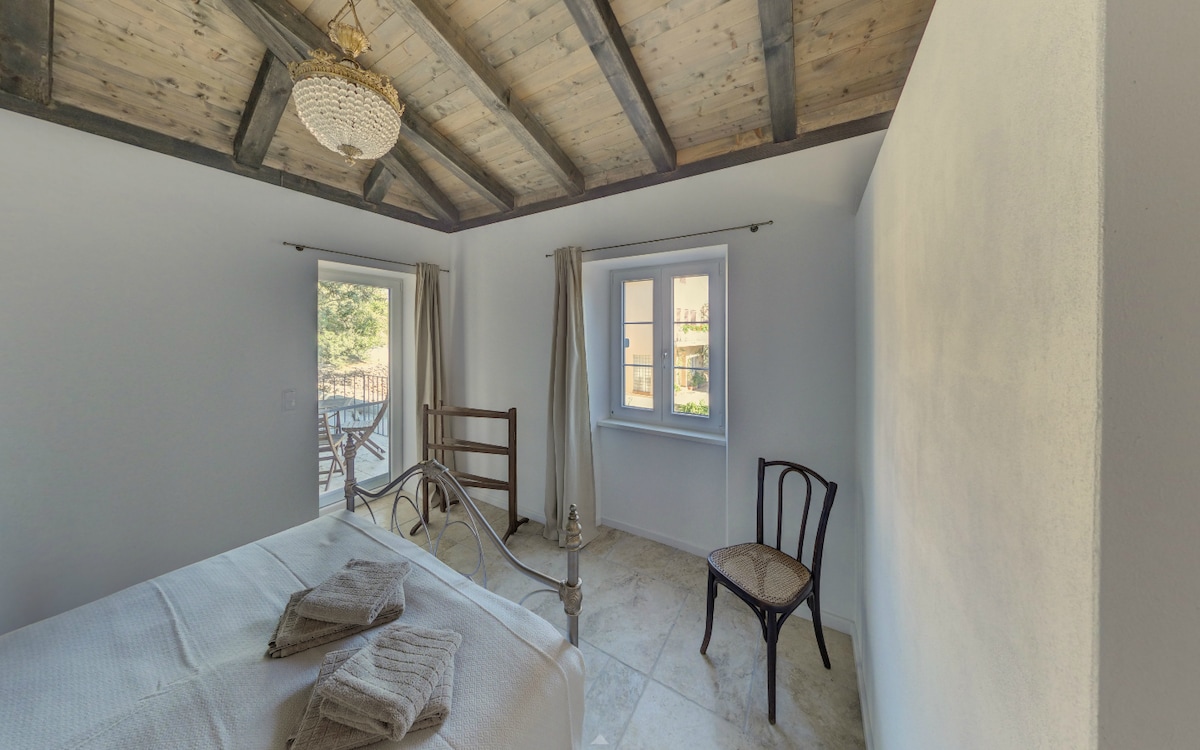 الغرفة رقم2: سرير كوينز 160 × 200 سم