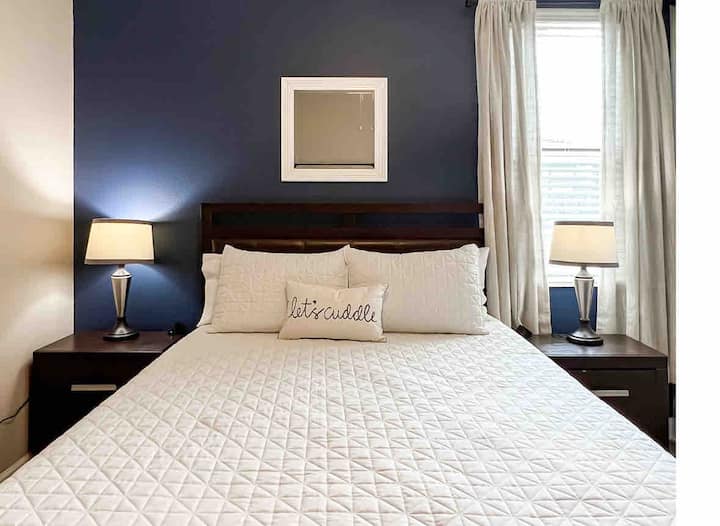 Suite Queen:
nuestra hermosa suite de dormitorio tamaño queen en el primer piso ofrece un televisor inteligente 4K de 55pulgadas, un gran armario y un baño en suite con ducha y bañera de ducha. Está equipada con cargadores USB en las mesitas de noche.