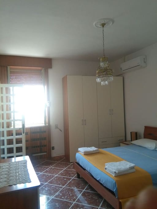 Camera da letto matrimoniale, con finestra sul terrazzo.