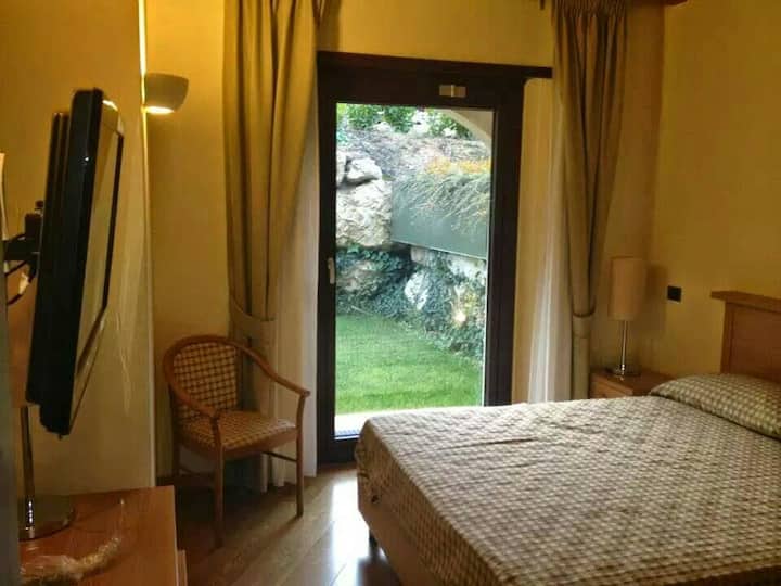 ห้องนอนใหญ่พร้อมทีวีพลาสม่า