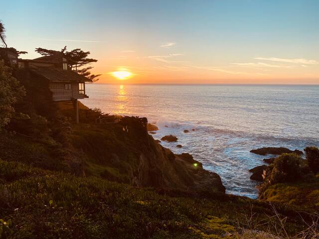 Ocean view house, beaches, trails, family friendly gallery image 3