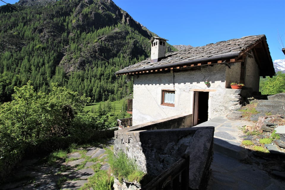 A stone baita above the Stura valley, Martassina, Ala di Stura, Italy, photo 4 of 10
