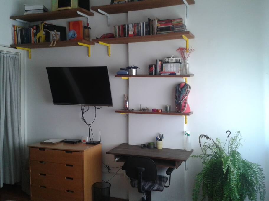 Estante com livros e bancada de trabalho!
