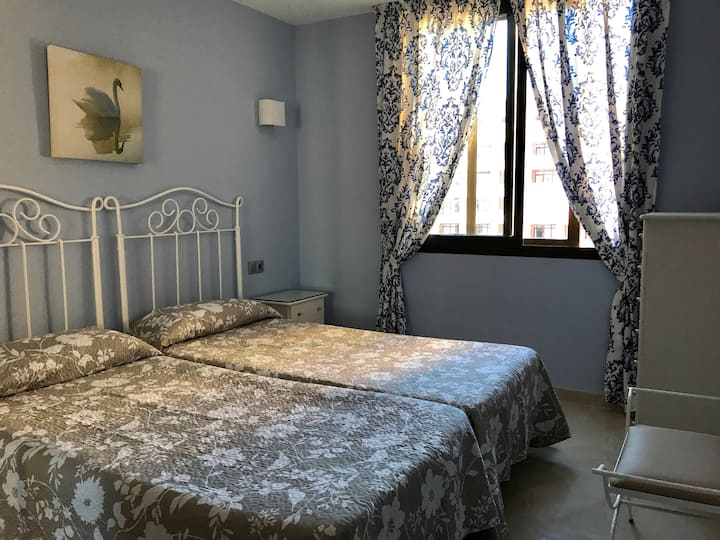 Bilik tidur dengan tilam busa memori