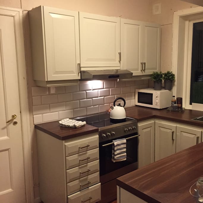 Kitchen, with dishwasher and microwave