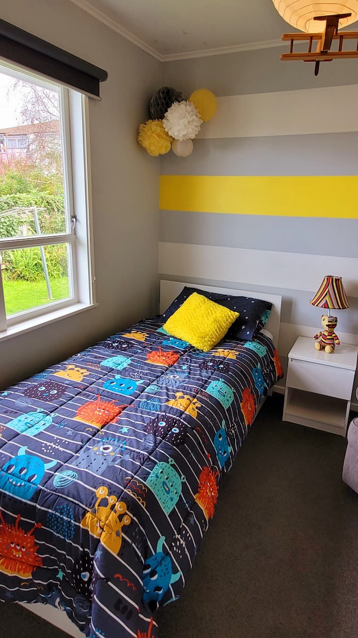 第三间卧室配备单人床、床头柜和单人衣柜