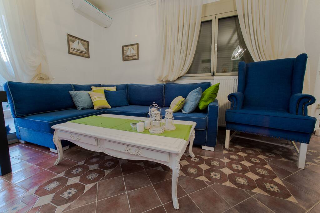 First floor, living room- kitchen. 1й- этаж зал- кухня. 1ος όροφος σαλόνι- κουζίνα.