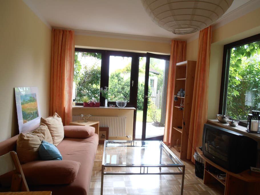 Wohn-/Schlafzimmer mit Blick zur Terrasse