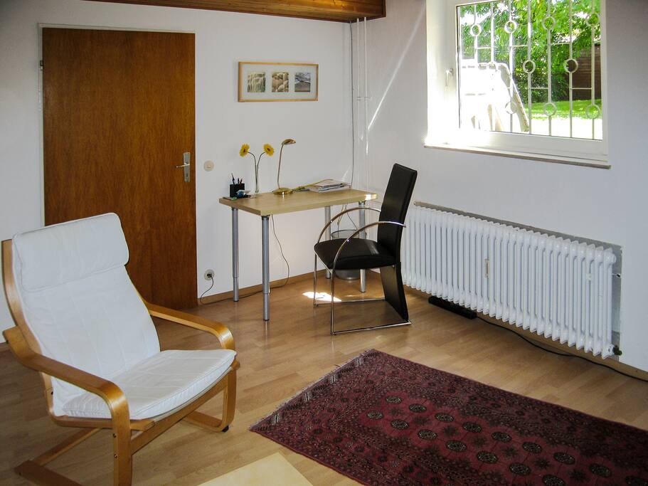 Wohnbereich mit Arbeitsplatz