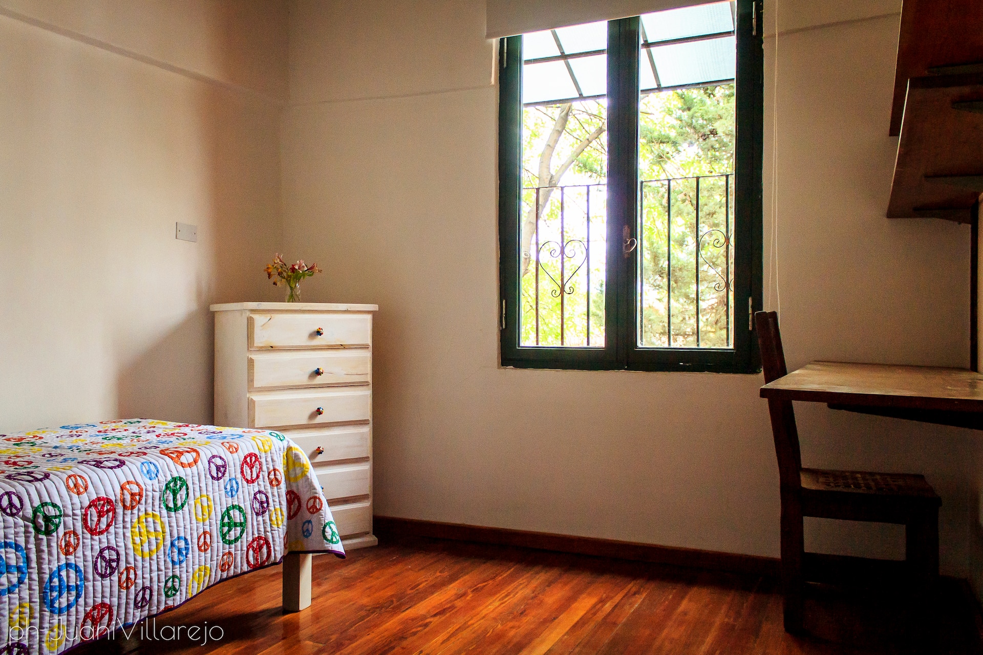 Room with private bathroom in Villa del Parque apartment