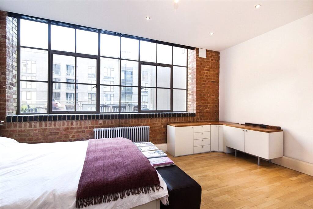 The bedroom is equipped with blinds, which you can adjust to complete darkness!