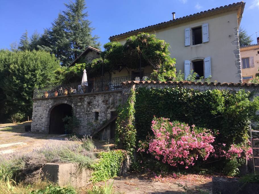 Vue de la maison principale depuis une des terrasses