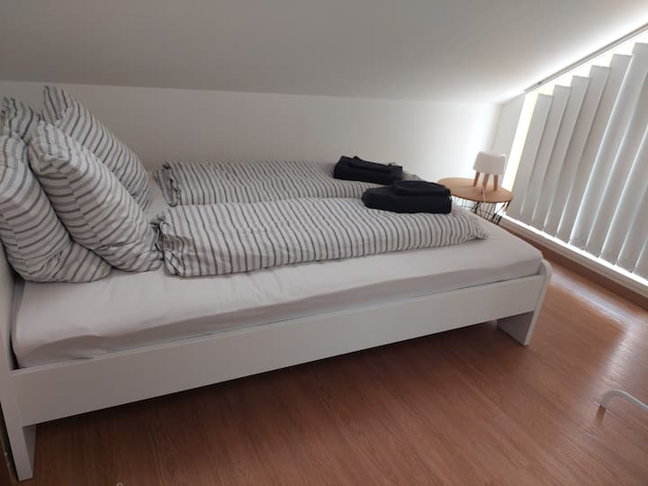 Mala spavaća soba na katu