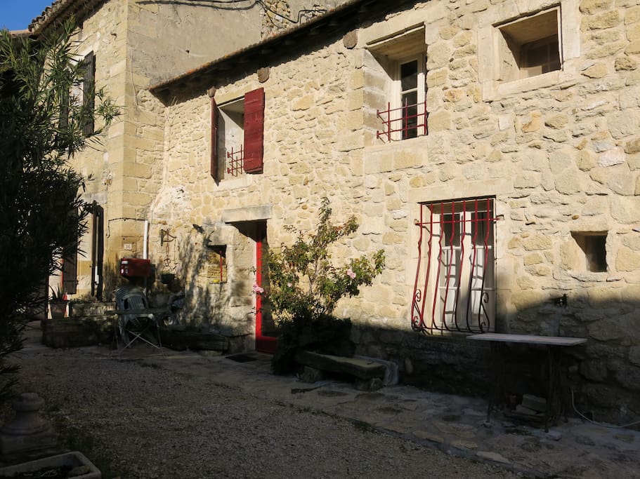 La façade sur le chemin de l'église