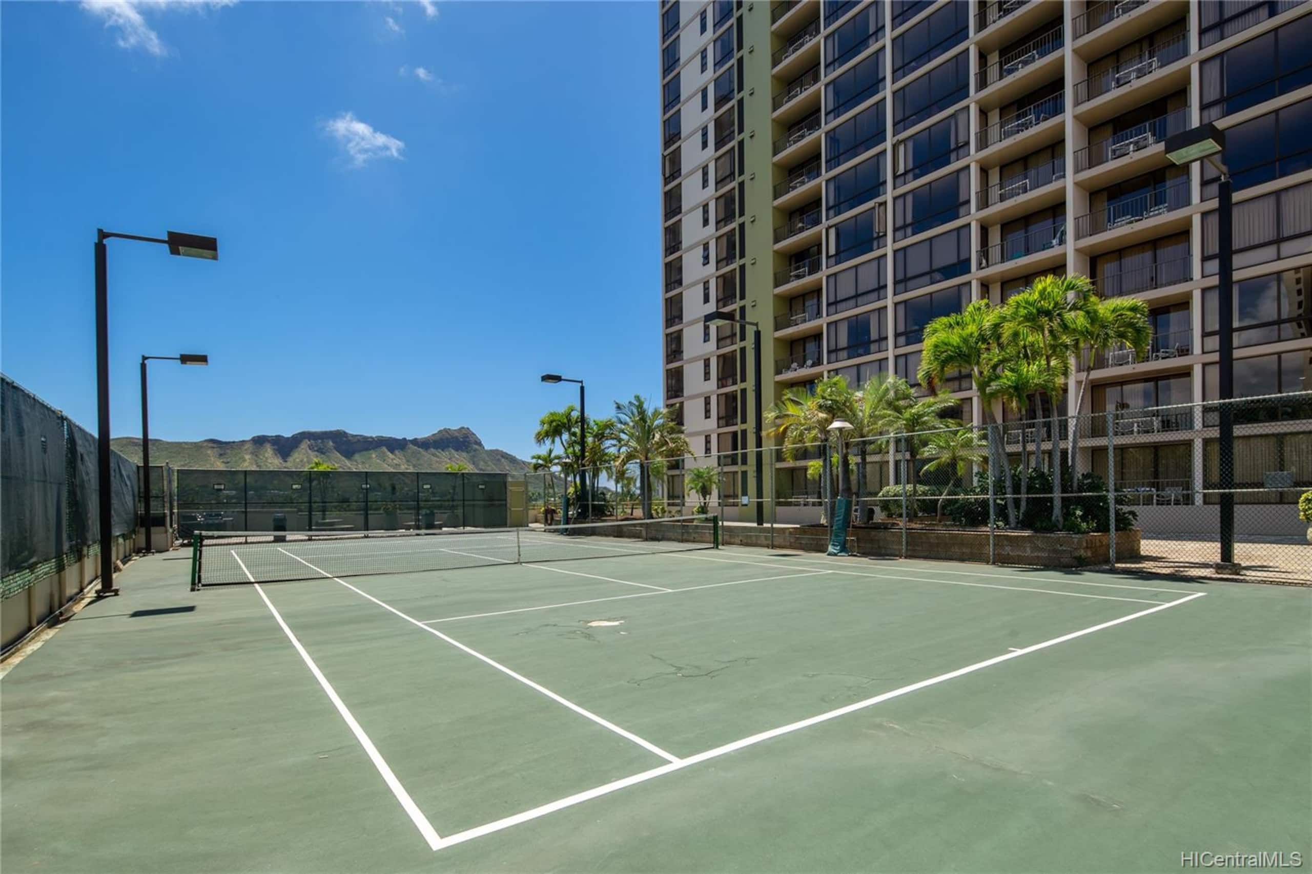 Condo in Honolulu · ★4.53 · 1 bedroom · 3 beds · 1 shared bath - Image 9