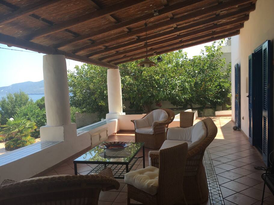 terrazze e divani creano delle diverse zone relax al'interno della villa.