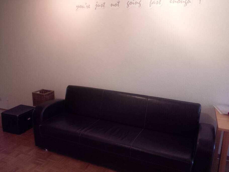 Wohnzimmer zum Sitzen und Schlafen (optional für Person 3)
