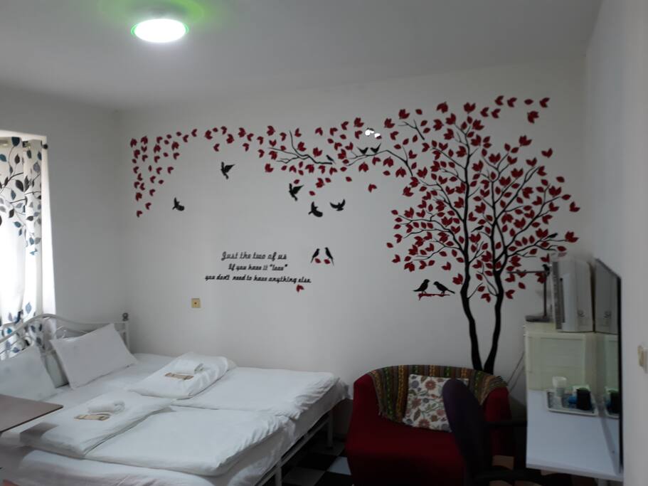 Main Room 主卧 1.8m x 2m 大床 ,还有床桌子 ,美的空气过滤器 十分蛮好的