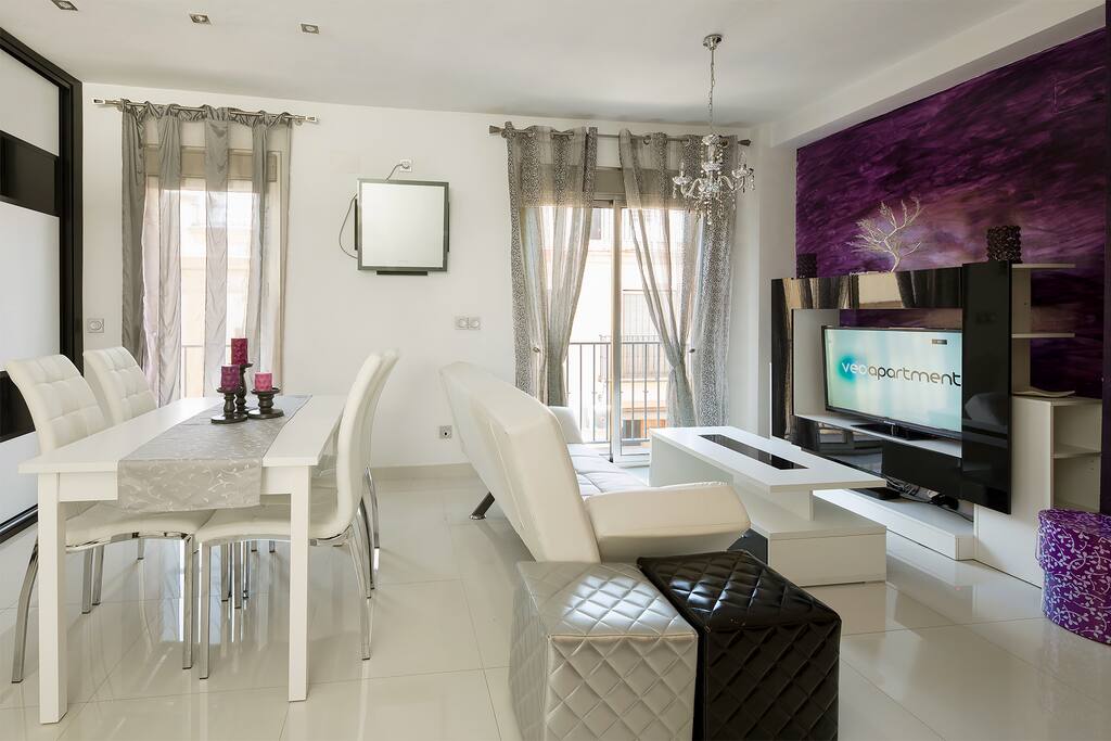 Living-dining area with 2 large windows facing Pureza street.