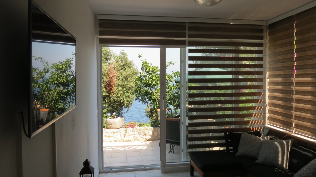 Obývací priestor s výhľadom na more