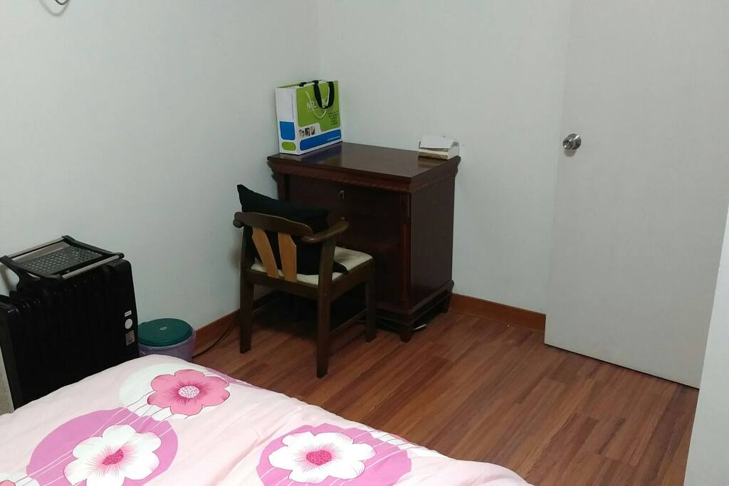 有空调和油灯式电暖器,也有书桌和椅子,WiFi共用。