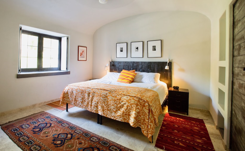 spálňa casita, manželská posteľ, veľká skriňa, vlastná kúpeľňa s toaletou, krb