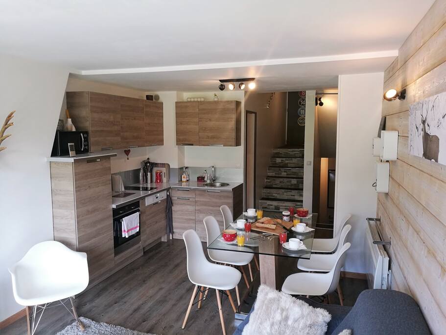 Bienvenue dans un appartement rénové, décoré avec attention.