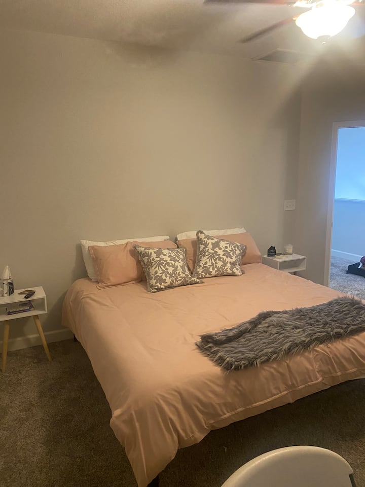 2. spálňa na poschodí s manželskou posteľou. 