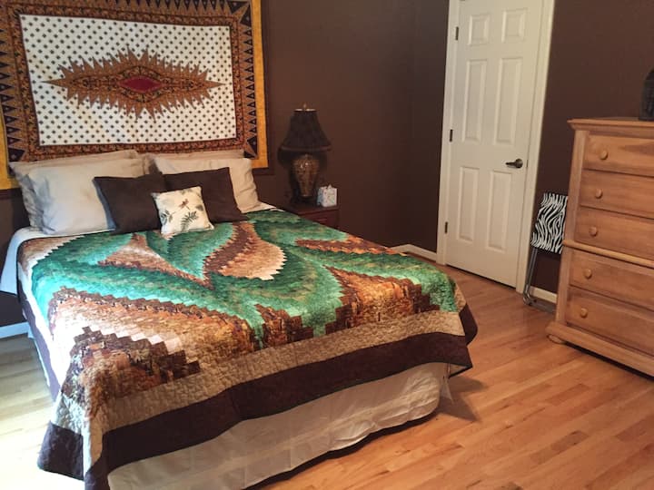 Ყავისფერი ოთახი საწოლით