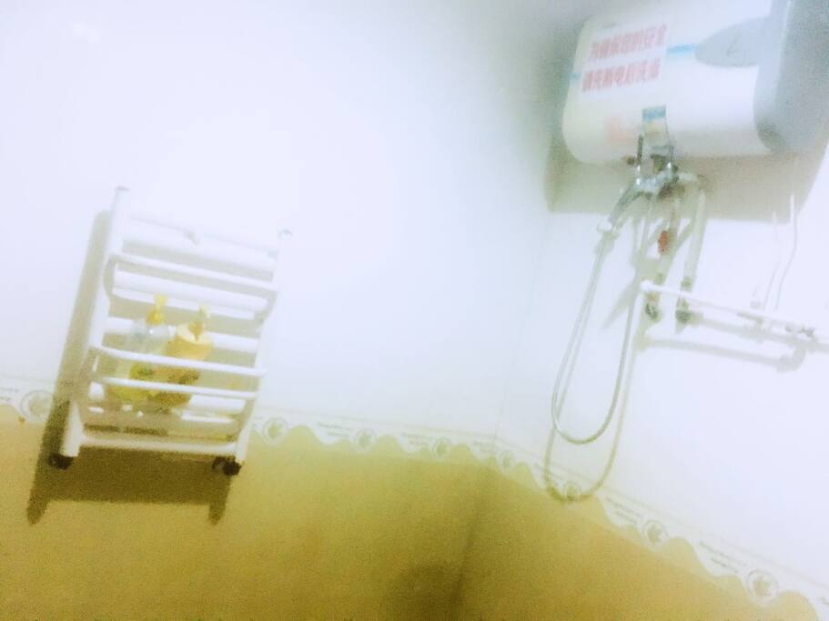 浴室比较宽敞,电热水器和太阳能双保险