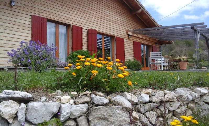Maison en bois, ambiance calme et reposante.