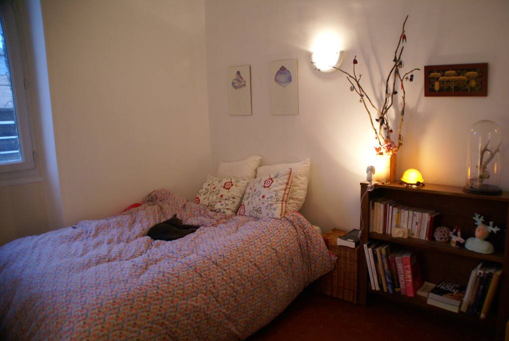 Chambre 1 située au calme, côté cour.