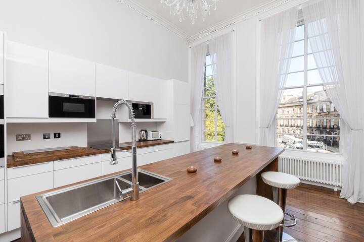 Amazing 3 beds apartment, Edinburgh City Centre gallery image 5