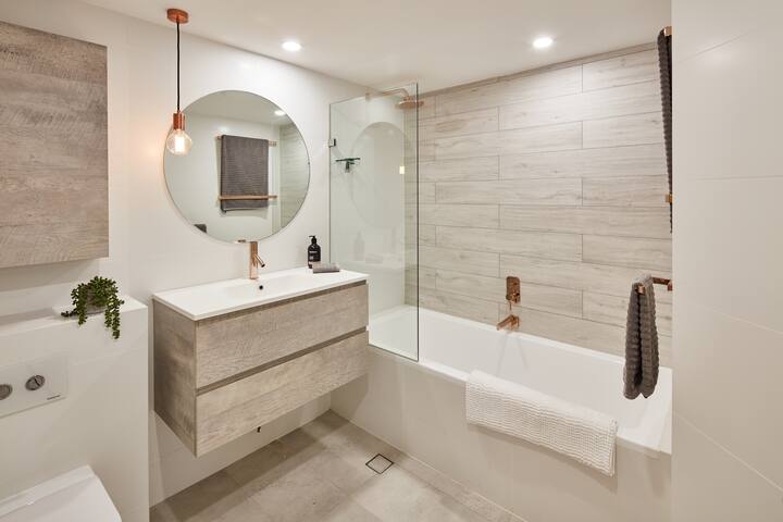 Stunning Unit City Harbour Views + Parking +BBQ gallery image 4