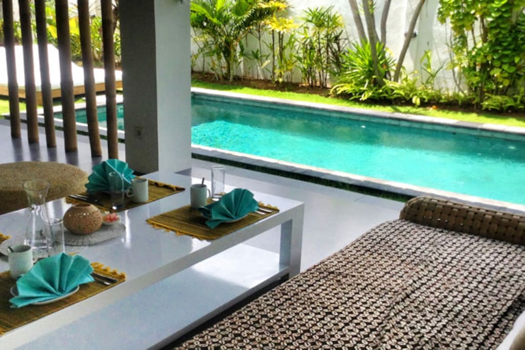 Espace repas au bord de la piscine