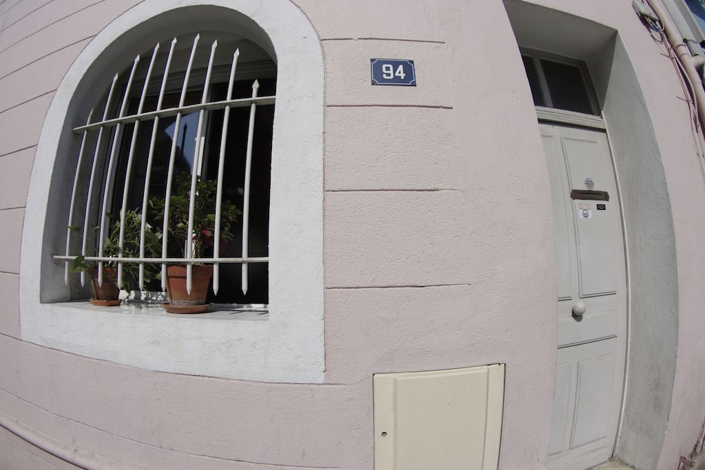 La fenêtre du studio et la porte d'entrée