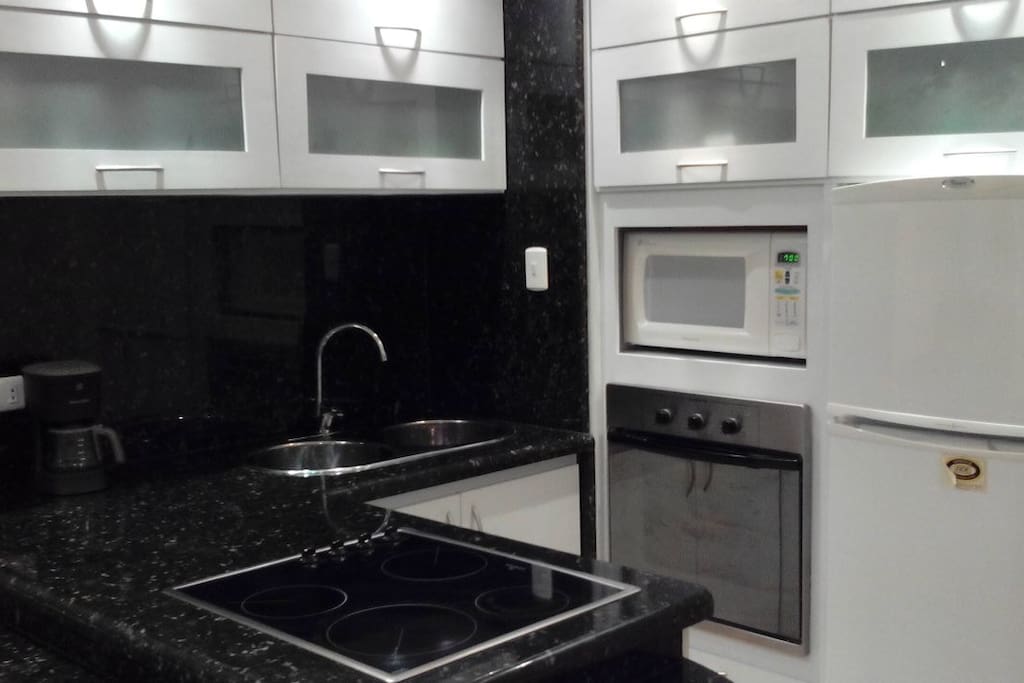 Cocina equipada con cafetera, licuadora, tostador de arepas, platos, vasos, cubiertos y copas para 6 personas