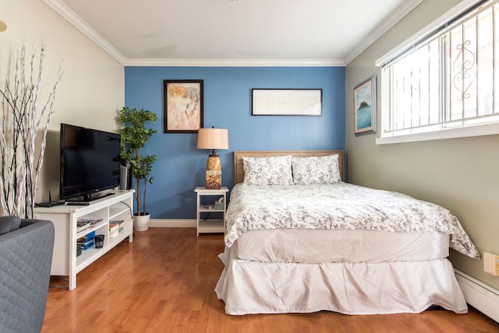 Charming garden level studio. Completely private.