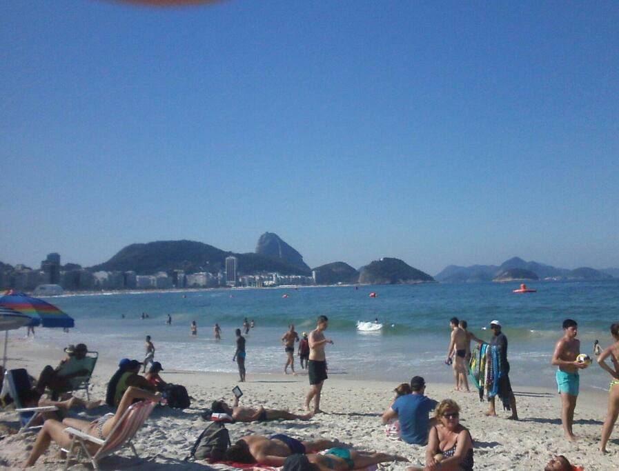 Hóspedes em frente ao prédio, Pão de Açúcar ao fundo