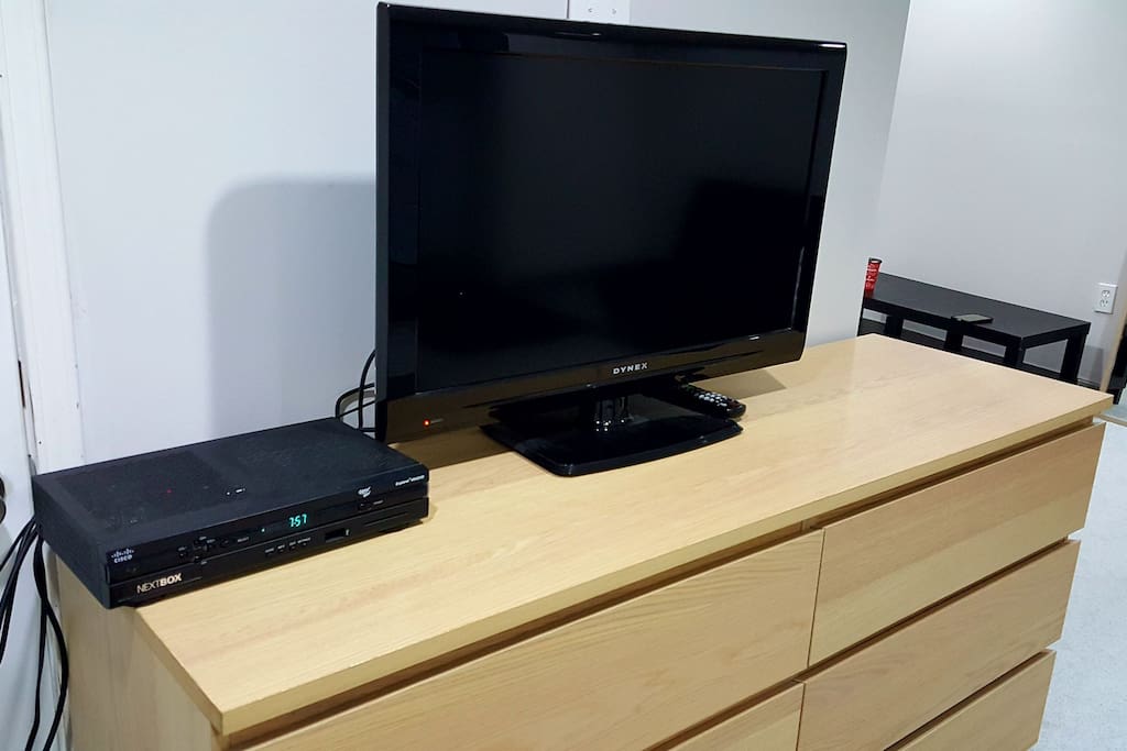 6 drawer dresser, Flat screen with HD box.
