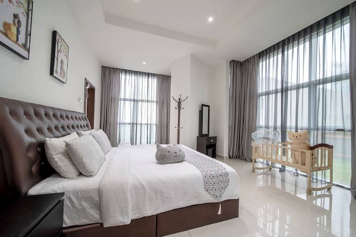 Master Bedroom Ensuite Bathroom with Baby Cot and Extra Beds